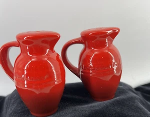 Le Creuset RED Ombre Salt and Pepper Shakers Jug Farmhouse Excellent Condition - Picture 1 of 5