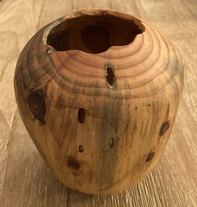 Artist Signed 6.5" Wood Vase Hand Turned Handcrafted Rustic White Pine R Lentz - Picture 1 of 7