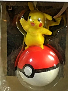Pokémon Hallmark Christbaumschmuck - Pikachu auf Pokéball - Neu in Box - Bild 1 von 6