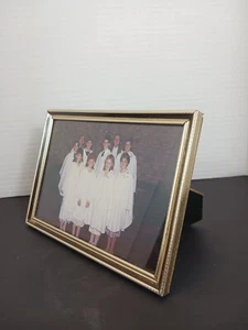 Vintage Messing 7 × 5 gerahmtes Bild Foto Kirche Chor weiße Gewänder Jungen Mädchen - Bild 1 von 10