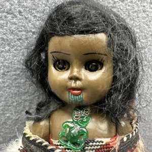 "Muñeca maorí de Nueva Zelanda recuerdo madre con falda de hierba bebé plumas 7""" - Imagen 1 de 10