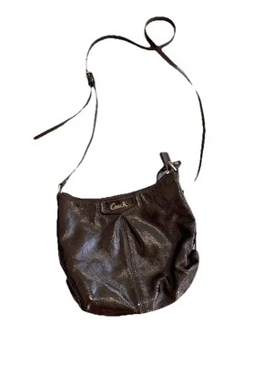 Bolsa tiracolo Coach Ashley marrom brilhante patente nova com etiquetas creme interior cetim 21,5” gota - Imagem 1 de 4