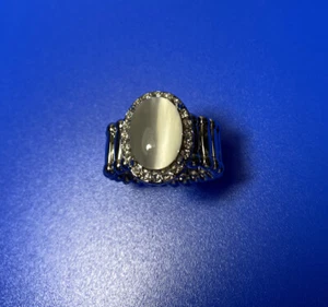 White Monestone/Silver Color Ring With Stretchy Band - Picture 1 of 4