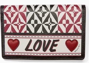Cartera tipo folio mediana Brighton Fashionista Love Me Do estilo T2267M precio de venta sugerido por el fabricante: $160 nueva con etiquetas - Imagen 1 de 3