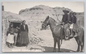 RPPC Navajo Familie in Hogan Wohnung, Kinder zu Pferd Vintage Postkarte - Bild 1 von 2