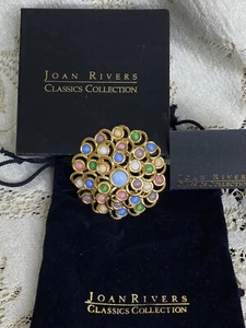 NUEVO EN CAJA BROCHE PRENDEDOR FIRMADO CABUJÓN MULTICOLOR TONO DORADO CAPAS JOAN RIVERS - Imagen 1 de 4