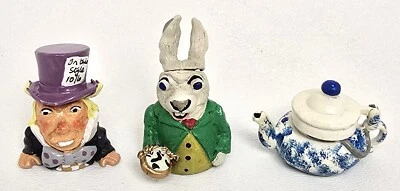 Dedal de peltre Warwick Alicia en el país de las maravillas - Tetera Sombrerero loco de conejo blanco de colección Foto 1 de 4