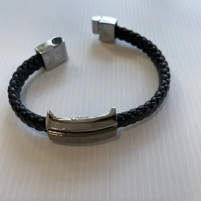 Braided  Leather  Bracelet Wrist Wrap Silver Plate Clasp Feature  Cross emblem Foto 1 de 4