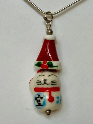 NAVIDAD SANTA SOMBRERO GATO ASIÁTICO PORCELANA CERÁMICA COLGANTE 1 3/4" collar 18" SP Foto 1 de 4