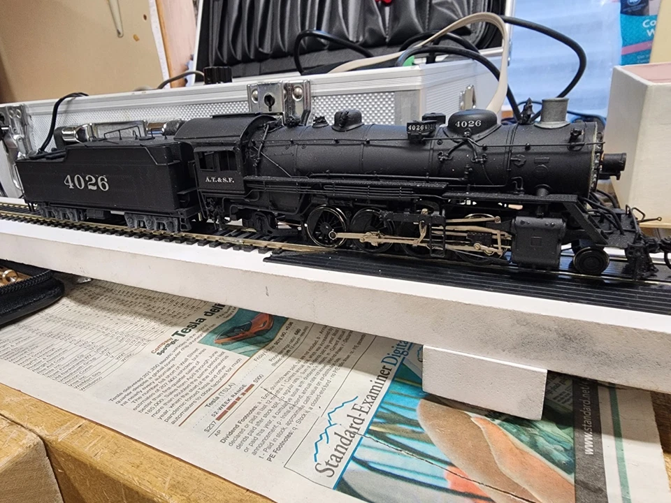 HO Sunset Santa Fe 2-8-2 Brass Locomotive Factory Painted 50.00 off!! — 第 1/4 张图片