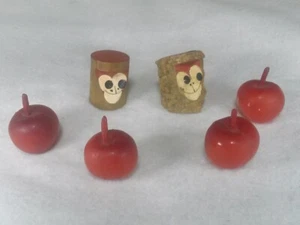 Juego de dos adornos de mono y manzana tallados en madera / artesanía popular / en Japón - Imagen 1 de 9