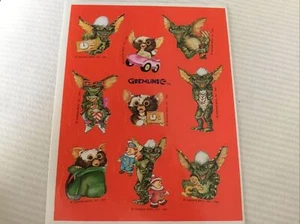 Vintage Punze Gremlins Gizmo Stickerbogen Streifen Figur roter Hintergrund - Bild 1 von 1