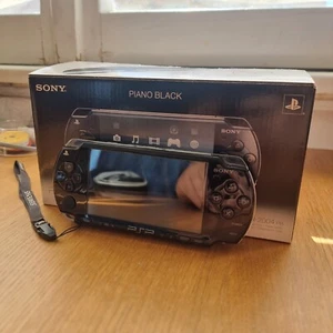 Console Sony PSP 2004 con SCATOLA e ALIMENTATORE ORIGINALE OTTIME CONDIZIONI - Foto 1 di 22