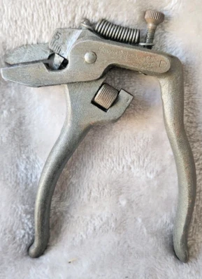 Ancien outil PINCE A AVOYER (LAME DE SCIE) PEUGEOT FRÈRE Vintage Collection Déco - Photo 1/4