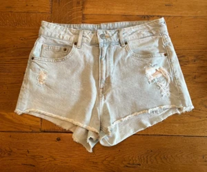 DIVIDED by H&M Denim Jeansshorts Gr. 8 hellblau mittelhoch ausgefranster Saum distressed - Bild 1 von 8