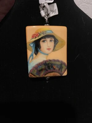 Colgante Miniatura Pintado a Mano Retrato sobre Ónix Nuevo con Etiquetas "Dama en Sombrero Sosteniendo Abanico" Foto 1 de 2
