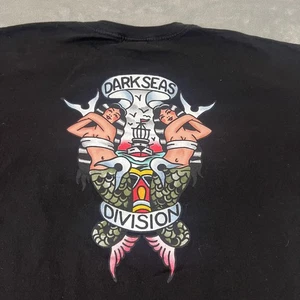 Camisa Dark Seas Division Para Hombres Grande Negra Gráfica Sirena Faro Surf Patín - Imagen 1 de 9