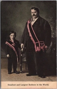 Postal de felicitación vintage de 1908 "Los hombres rojos más pequeños y grandes del mundo" - Imagen 1 de 2