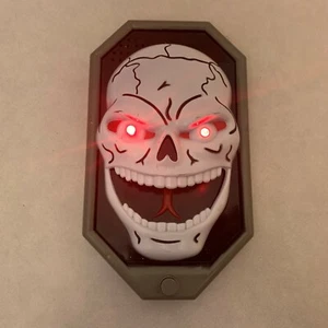 Halloween - Verfluchter Totenkopf Türklingel - Licht und Bewegung - Skorpion - Gruselig - Bild 1 von 7