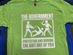 Protegiendo y sirviendo a la mierda*t fuera de ti camiseta protesta anarquista anti po - Imagen 1 de 1