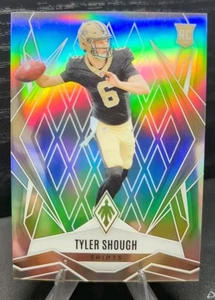 2025 Panini Phoenix Tyler Shough Rookie Silver Prizm New Orleans Saints #169 RC - Foto 1 di 2