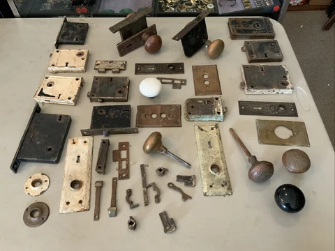 HUGE LOT OF VINTAGE ANTIQUE DOOR HARDWARE LOCKS DOORKNOB HANDLES BRASS Cover