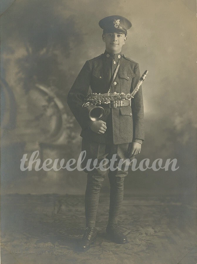 Militar masculino vintage - miembro de banda uniformado con saxofón en estudio formal Foto 1 de 1