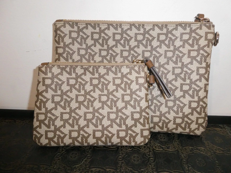 Auténtico DKNY Vela Dos Bolsas Viaje Maquillaje Cosmético Set Firma Marrón Foto 1 de 4