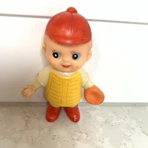 VINTAGE GUMMI JUNGE BASEBALLSPIELER QUIETSCHSPIELZEUG ROTE SCHUHE MÜTZE HERGESTELLT IN KOREA 4,5" - Bild 1 von 5