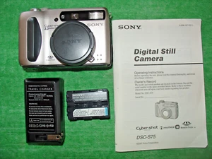 FOTOCAMERA DIGITALE SONY CYBER SHOT DSC-S75 3,3 MEGA PIXEL CON BATTERIA E CARICATORE - Foto 1 di 10