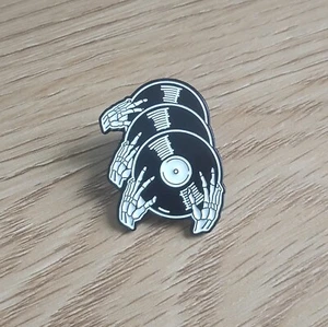 Vinyl Schallplatten mit Skeletthänden Metall Pin Anstecker - NEU - Bild 1 von 3