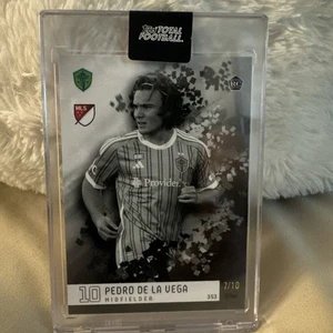 2024 Topps Total Football Pedro De La Vega RC! Black #7/10 - Picture 1 of 2
