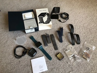 Smartwatch FitBit Versa edição especial 2 carregadores 4 pulseiras-3 novo 3 capas-2 novo - Imagem 1 de 4