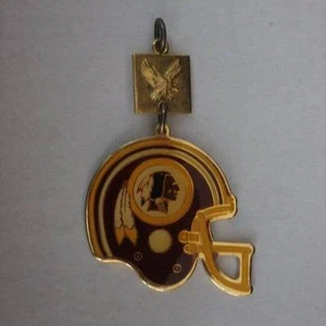 Vintage Redskins 1988 Helm Schlüsselanhänger goldfarben burgund gemarkt RJRT Taiwan - Bild 1 von 5
