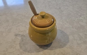 Le Creuset Honey Pot Dijon Yellow w/Lid + Dipper - Mint Condition Never Used - Picture 1 of 6
