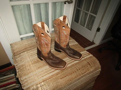 Botas Old West Tumbled de cuero de becerro marrón y tostado con punta cuadrada para jóvenes talla 6,5 D Foto 1 de 4