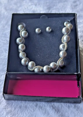 Stunning Avon Grey Pearl Necklace & Earring Set - Image 1 of 4