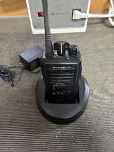 Motorola VX-261 Two Way Radio 16 Channel VX-261-G6-5 / Charger Included - Picture 1 of 3