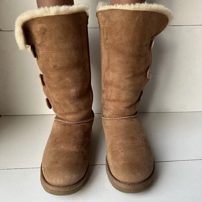UGG Bailey Triplet Button Wildleder Lammfell Stiefel Kastanienbraun Größe 9 - Bild 1 von 4