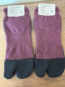 Pair Of Burgandy TABIO Split Toe Flip Flop Socks from JAPAN Brand New with Tags - Picture 1 of 2