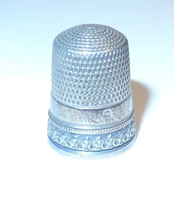 ANTIGUO DEDAL DE COSTURA DE METAL ANTIGUO VINTAGE MARCADO PLATA DE LEY #9 N.H. - Imagen 1 de 5