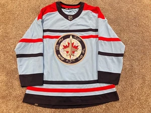 Camiseta deportiva autografiada firmada por el equipo de Winnipeg Jets 2025 Hellebuyck Scheifele Connor certificado de autenticidad - Imagen 1 de 3