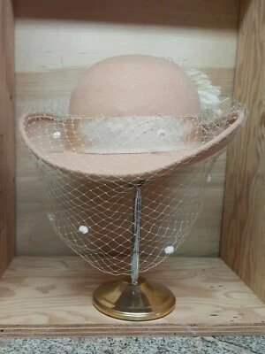 Michael Howard Ms BIERNER Pastel Melocotón 100% Lana Cinta Arco con Pluma y Mucho Usado en Excelente Condición Foto 1 de 4