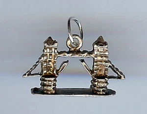 VINTAGE SILVER 3D DIMENSIONAL LONDON TOWER BRIDGE CHARM - Picture 1 of 3