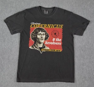 Camisa gris grande Nicolás Copérnico y los revólveres gira europea 1514 adulto - Imagen 1 de 6