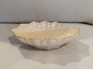Tazón para servir fino chino fino ovalado festoneado de patas Lenox adorno de oro marfil hecho en EE. UU. - Imagen 1 de 12