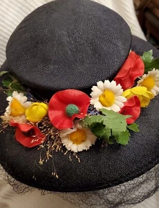 40er BLAUER STROHHUT SATINBAND, VORNE GÄNSEBLÜMCHEN MOHNBLUMEN SCHLEIER DERBY BREITE KREMPE - Bild 1 von 9