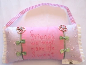 Hängekissen FRIENDS WE MEET MAKE LIFE SWEET Rosa Flieder Schleifen Perlen Neu Etikett - Bild 1 von 5