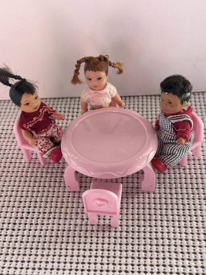 Barbie Happy Family Neighborhood FELIZ 1er CUMPLEAÑOS BEBÉ AMIGOS Mesa y Sillas Foto 1 de 4