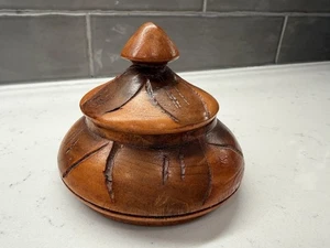 Caja de baratija de madera tallada a mano vintage con tapa - 3” redonda rústica arte popular boho - Imagen 1 de 8